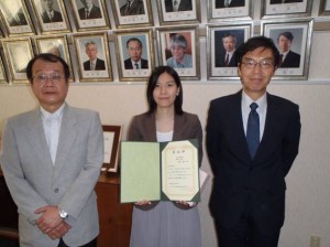 （写真左から，新苗正和学生委員長，受賞者吉田泰子さん，進士正人研究科長）