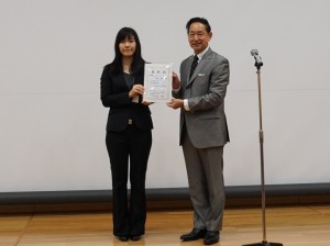 表彰式での毛利衛宇宙飛行士（右）と吉田泰子さん（左）