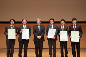 藤田日本燃焼学会会長（左から3人目）と受賞者の方々（左端：三上教授）